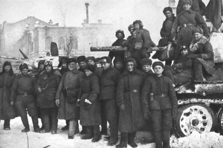 Красноармейцы у танков Т-34 после завершения боёв в Сталинграде. 1943-й