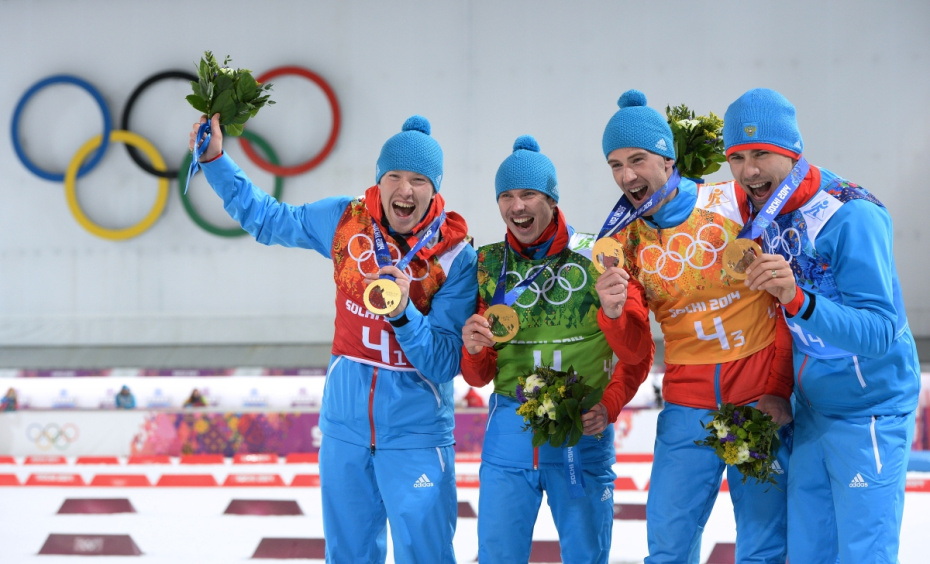 Алексей Волков (Россия), Евгений Устюгов (Россия), Дмитрий Малышко (Россия), Антон Шипулин (Россия), завоевавшие золотые медали в эстафете на соревнованиях по биатлону