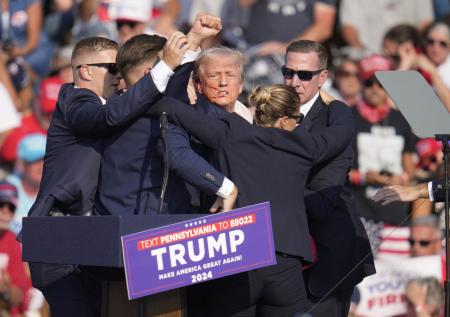 Летящая в миллиметрах от головы Трампа пуля попала на фото
