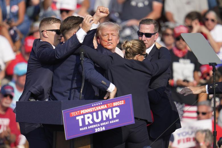 На экс-президента США Дональда Трампа совершено покушение во время предвыборного митинга в штате Пенсильвания