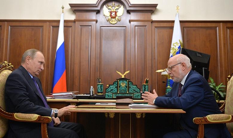 Президент РФ Владимир Путин и глава СПЧ Михаил Федотов