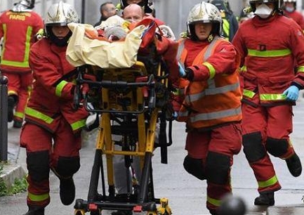 Люди получили ножевые ранения около бывшего здания Charlie Hebdo