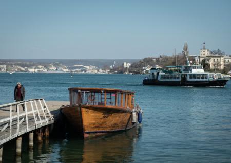Морской пассажирский транспорт приостановил движение в Севастополе