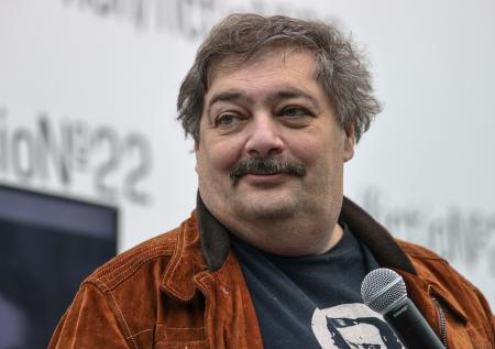 Журналист Плющев: писателя Быкова не пускают в Грузию