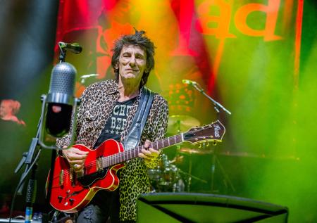 Гитарист The Rolling Stones начал продавать портреты своих коллег по группе