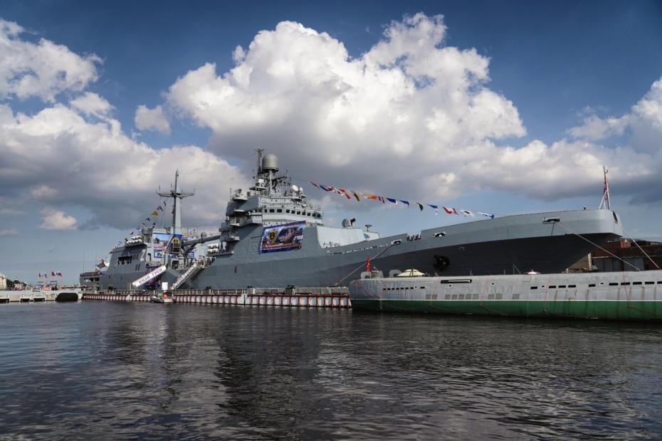 Большой десантный корабль «Иван Грен», на борту которого проходит выставка трофеев специальной военной операции, в Санкт-Петербурге