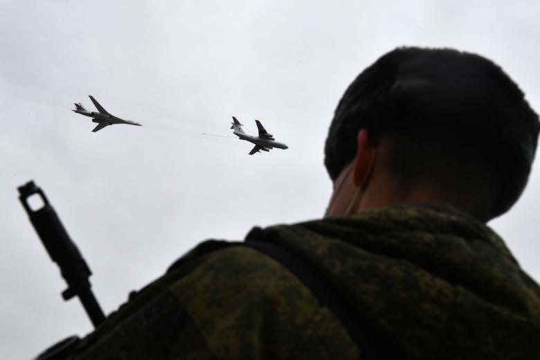 Самолет-заправщик Ил-78 и стратегический бомбардировщик-ракетоносец Ту-160