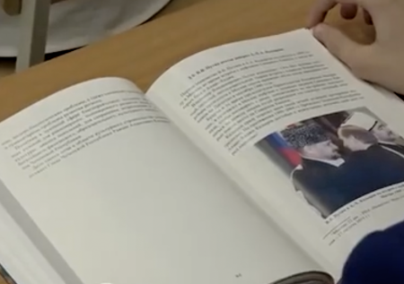 В Чечне в школьную программу включили учебник про Ахмата Кадырова