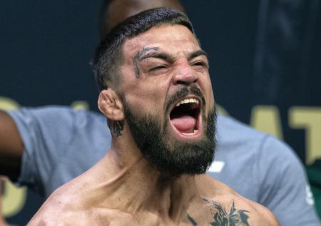 Боец UFC устроил дебош в ресторане и нокаутировал старика