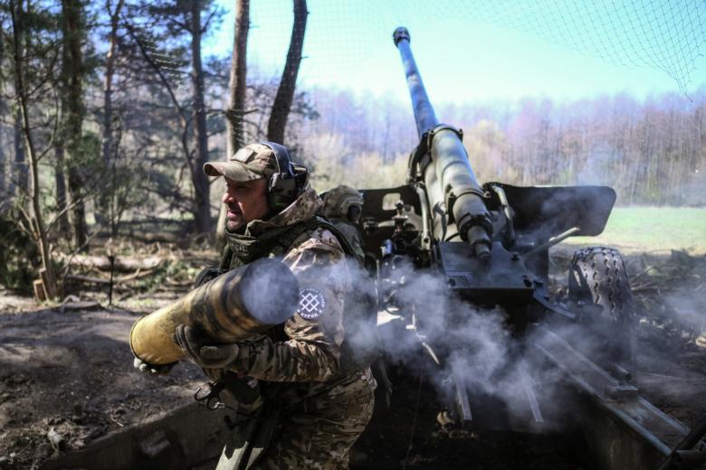 Боевая работа артиллерийского расчета 130-мм гаубицы М-46