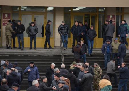 Нургалиев и Хаджимба обсудили вывод протестующих из администрации