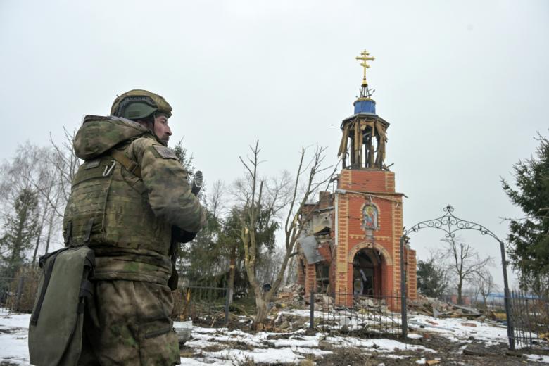 Военнослужащий 9-го полка 18-й дивизии группировки войск «Север» возле храма святого Михаила Архангела в селе Погребки