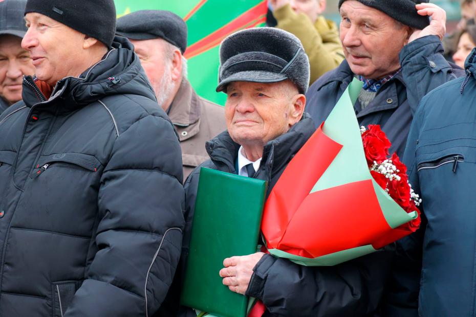 Вячеслав Лопатин, сын начальника 13-й погранзаставы 90-го погранотряда Алексея Лопатина, Героя Советского Союза, во время «Эстафеты Победы»