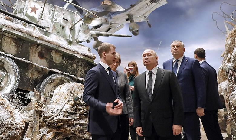 Автор трёхмерной историко-художественной панорамы «Прорыв» Дмитрий Поштаренко, президент России Владимир Путин и губернатор Ленинградской области Александр Дрозденко (слева направо) во время осмотра трёхмерной панорамы сражения Великой Отечественной войны
