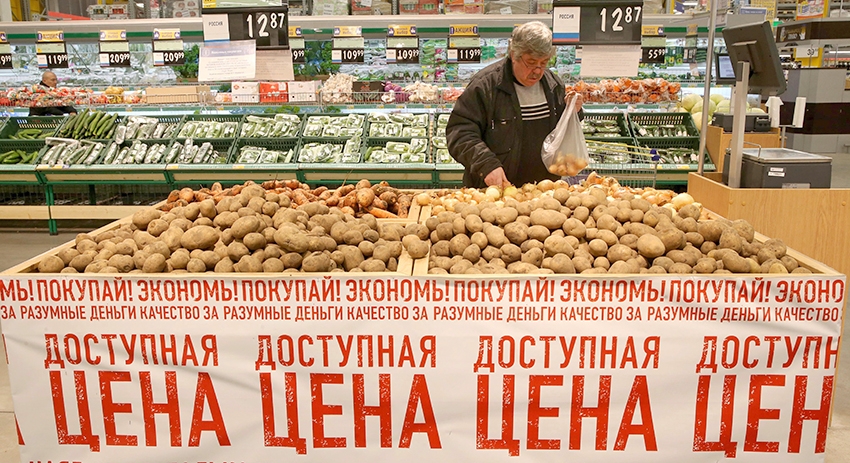 Покупатель в отделе фруктов и овощей супермаркета