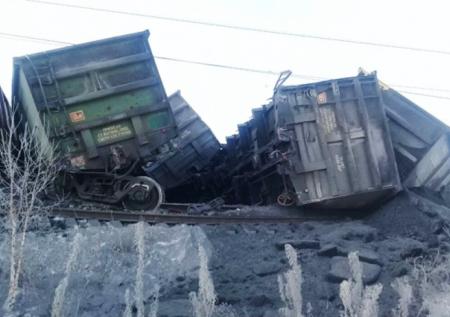 Последствия схода с рельсов поезда устраняют под Иркутском