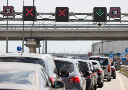 Движение транспорта по Крымскому мосту приостановили второй раз за сутки