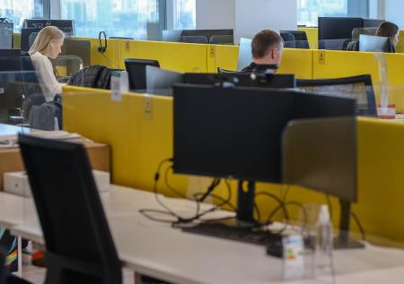 Офисные работники отбили коллегу от грабителя и попали на видео