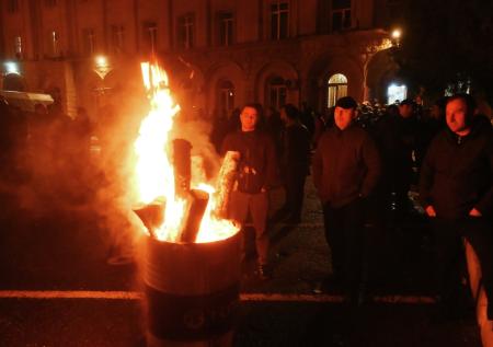 Протестующие развели костер во дворе правительственных зданий Абхазии