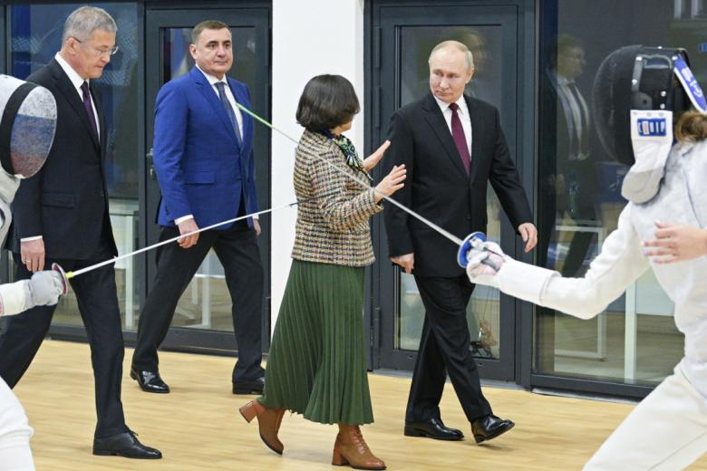 Владимир Путин во время посещения Центра спортивной подготовки по фехтованию Республики Башкортостан в Уфе