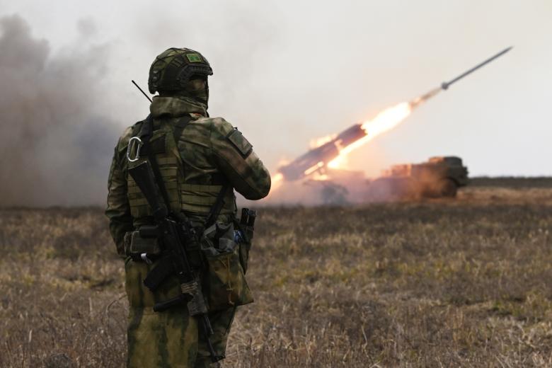 Военнослужащий артиллерийского расчета реактивной системы залпового огня (РСЗО) «Ураган» Вооруженных сил РФ работает по позициям ВСУ