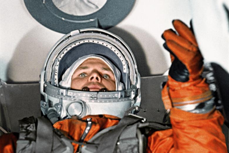 Космонавт Юрий Гагарин в кабине космического корабля «Восток-1» перед стартом