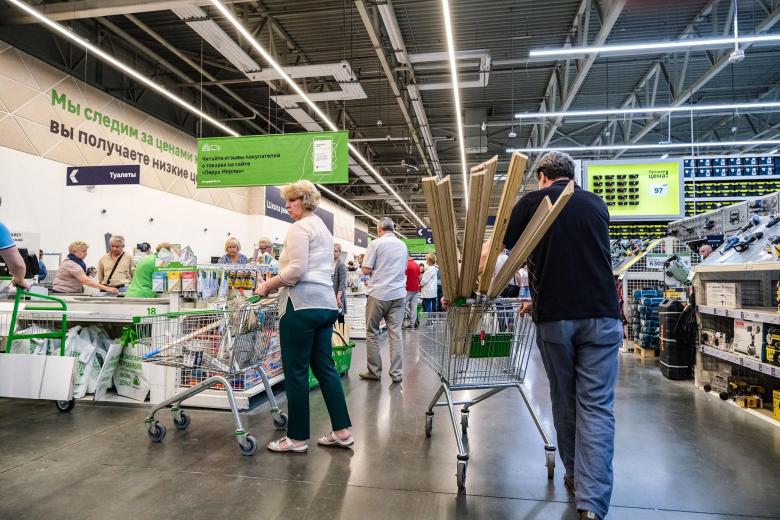 Покупатели в строительном гипермаркете 