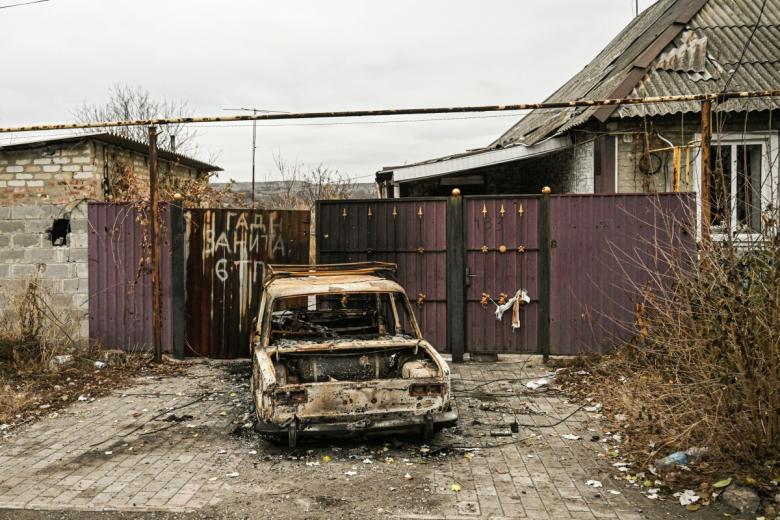 Сгоревший автомобиль в освобожденном городе Селидово в ДНР