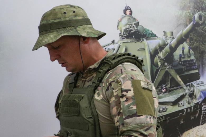 Мужчина в едином пункте отбора на военную службу по контракту