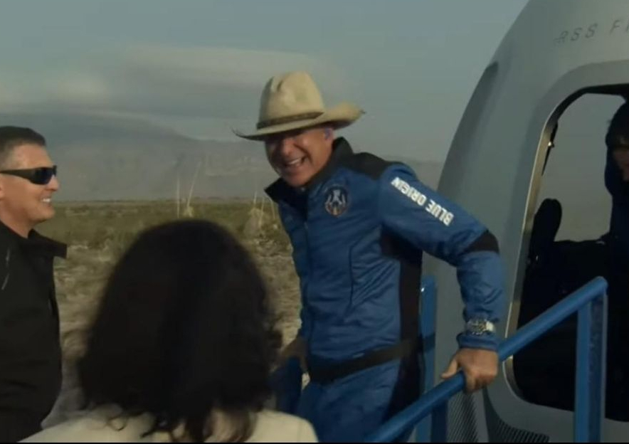 Это 16-й по счету запуск корабля New Shepard, созданного Blue Origin, и первый — с пассажирами на борту 