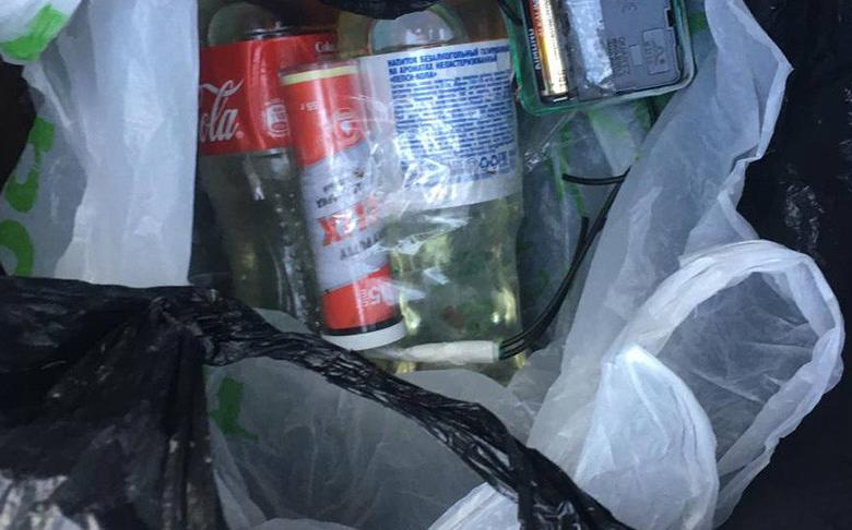 Самодельное взрывное устройство, которое было заложенно злоумышленником в мусорный бак одного из минских дворов