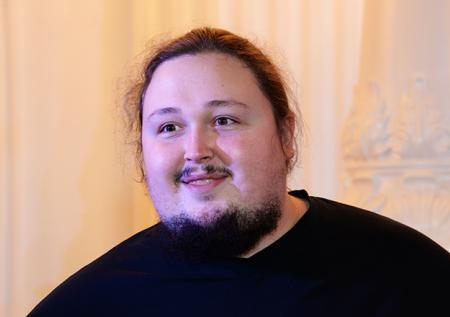 Сын Никаса Сафронова застрял попой в туалете самолёта