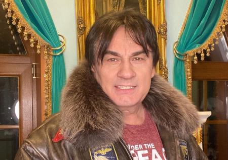 Певец Александр Серов объяснил, почему ещё не брал на руки внучку
