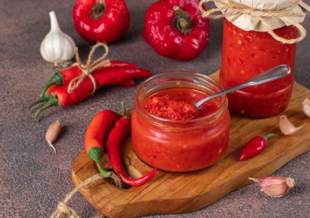 Три рецепта вкуснейшей аджики: классическая, с яблоками и со сливами