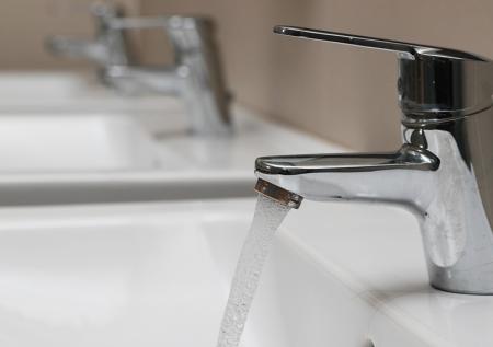 Горячую воду начали планово отключать в Москве