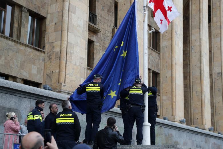 Акция протеста сторонников партии «Консервативное движение» у здания парламента в Тбилиси