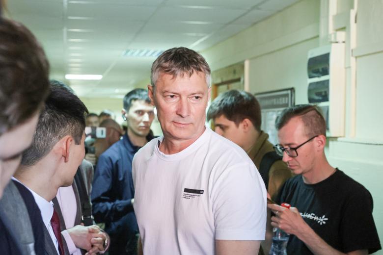 Бывший мэр Екатеринбурга Евгений Ройзман (признан в РФ иноагентом) перед рассмотрением по существу уголовного дела о дискредитации Вооруженных сил РФ 