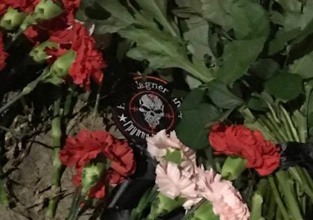 Люди пришли к «Вагнер Центру»: фото мемориала Пригожина в Санкт-Петербурге
