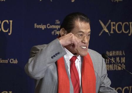 Умер японский рестлер, бросивший вызов Мухаммеду Али