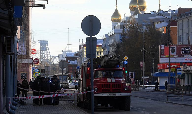 Сотрудники полиции и МЧС РФ у входа в здание управления ФСБ по Архангельской области, где произошел взрыв