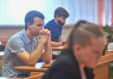 Итоговое сочинение в российских школах перенесли на 10 дней