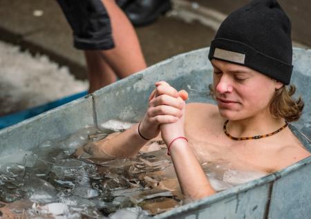 Россиян предостерегли от окунания в ледяную воду по примеру Дурова