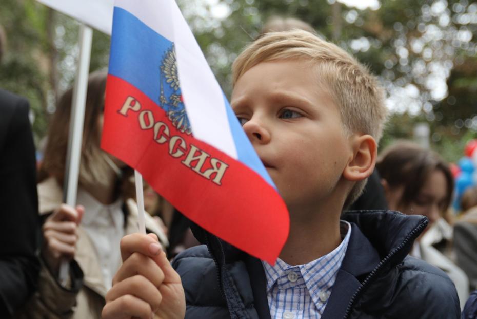 Торжественная линейка в московской школе № 1529 имени Грибоедова 