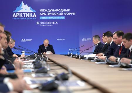 Путин посетовал на промедления в развитии Северного морского пути