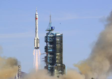 Космический корабль из Китая состыковался с орбитальной станцией