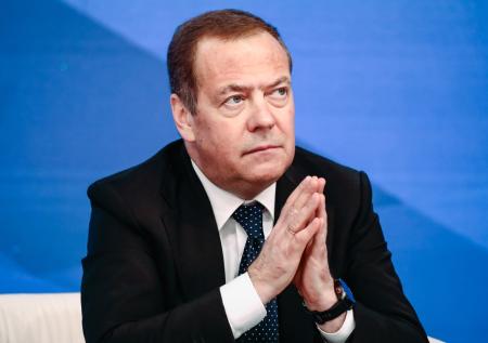 Медведев назвал причину падения режима Асада