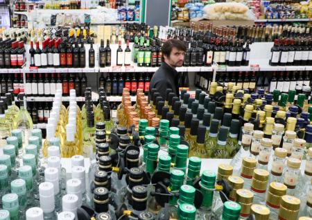 «Зачем ломать рынок?»: экономист о запрете продажи алкоголя в магазинах