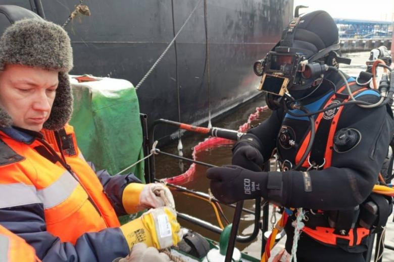 Водолазы Балтийского филиала Морспасслужбы заделали две из трёх пробоин на аварийном танкере Koala