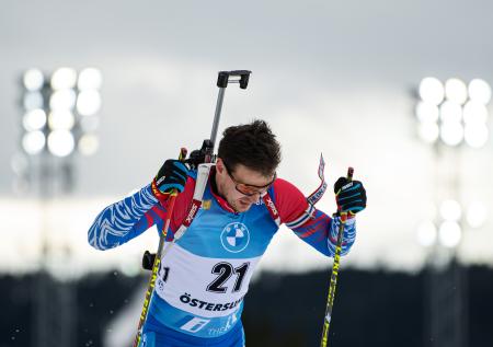 Матвей Елисеев выиграл спринт на чемпионате России по биатлону