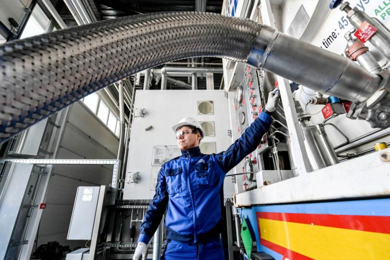 Специалист во время открытия клапана ручного управления по сбросу газообразной части гелия
